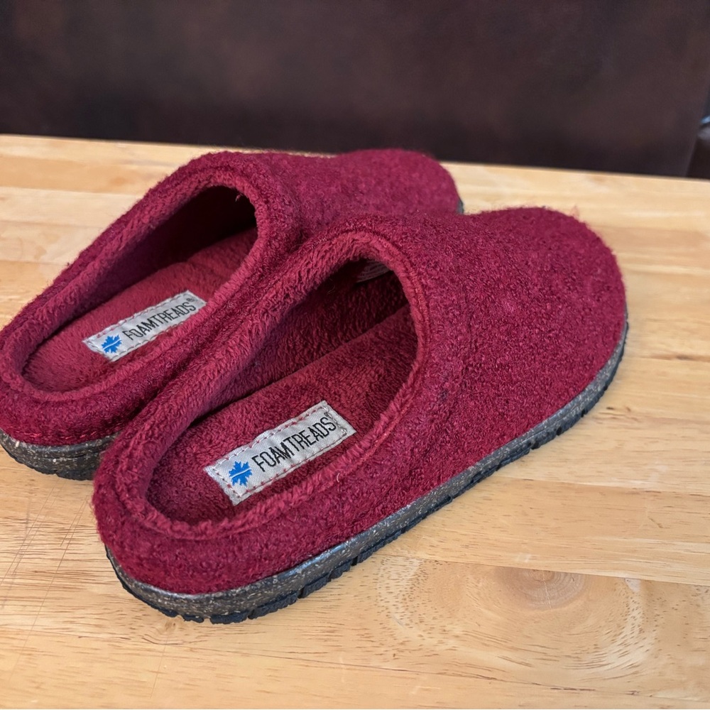New Foamtreads Burgundy Indoor Slippers size 5